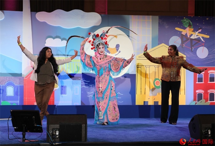 當(dāng)?shù)厝A人京劇社團(tuán)的青年演員現(xiàn)場(chǎng)表演京劇選段，并與現(xiàn)場(chǎng)觀眾近距離互動(dòng)。人民網(wǎng)記者 李志偉攝