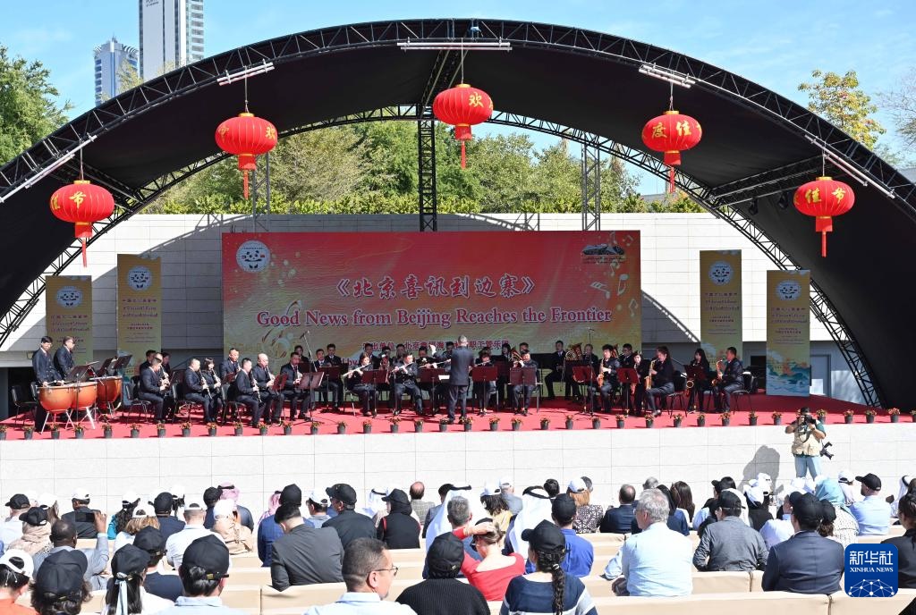 3月9日，在科威特首都省賈比爾文化中心，人們欣賞中國樂隊帶來的中國曲目。新華社發(fā)（阿薩德攝）