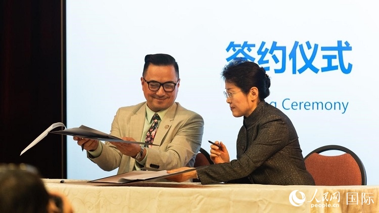 山東省圖書館與舊金山公共圖書館簽署合作協(xié)議。