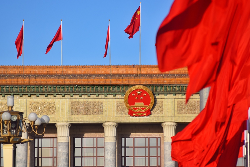 2024年3月8日，北京上空現(xiàn)“兩會(huì)藍(lán)”，人民大會(huì)堂前紅旗飄揚(yáng)。