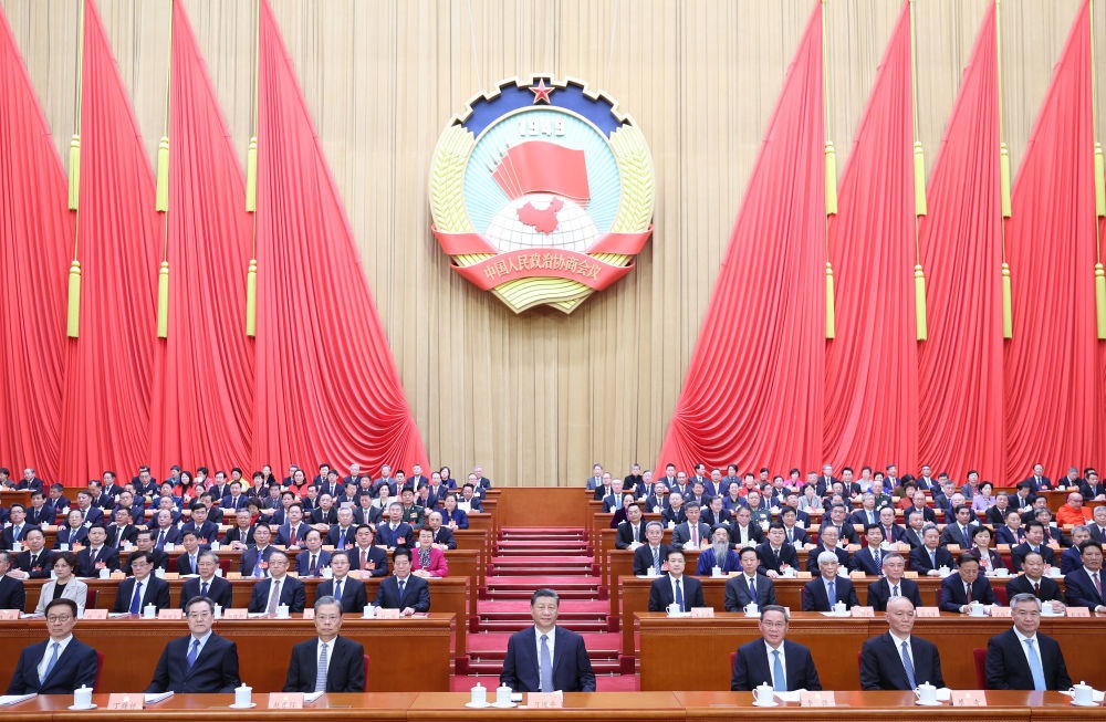 3月4日下午，中國(guó)人民政治協(xié)商會(huì)議第十四屆全國(guó)委員會(huì)第二次會(huì)議在北京人民大會(huì)堂開(kāi)幕。這是習(xí)近平、李強(qiáng)、趙樂(lè)際、蔡奇、丁薛祥、李希、韓正在主席臺(tái)就座。王滬寧代表政協(xié)第十四屆全國(guó)委員會(huì)常務(wù)委員會(huì)，向大會(huì)報(bào)告工作。