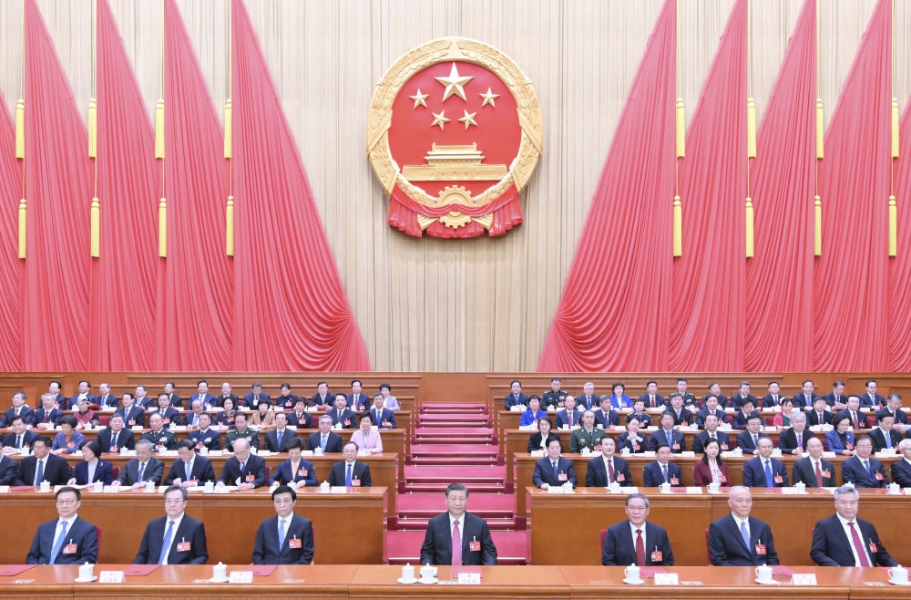3月11日，第十四屆全國(guó)人民代表大會(huì)第二次會(huì)議在北京人民大會(huì)堂閉幕。黨和國(guó)家領(lǐng)導(dǎo)人習(xí)近平、李強(qiáng)、王滬寧、蔡奇、丁薛祥、李希、韓正等在主席臺(tái)就座。趙樂(lè)際主持閉幕會(huì)。