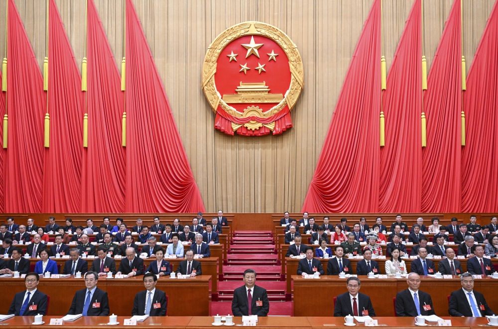 3月5日，第十四屆全國(guó)人民代表大會(huì)第二次會(huì)議在北京人民大會(huì)堂開(kāi)幕。黨和國(guó)家領(lǐng)導(dǎo)人習(xí)近平、李強(qiáng)、王滬寧、蔡奇、丁薛祥、李希、韓正等出席大會(huì)。趙樂(lè)際主持大會(huì)。