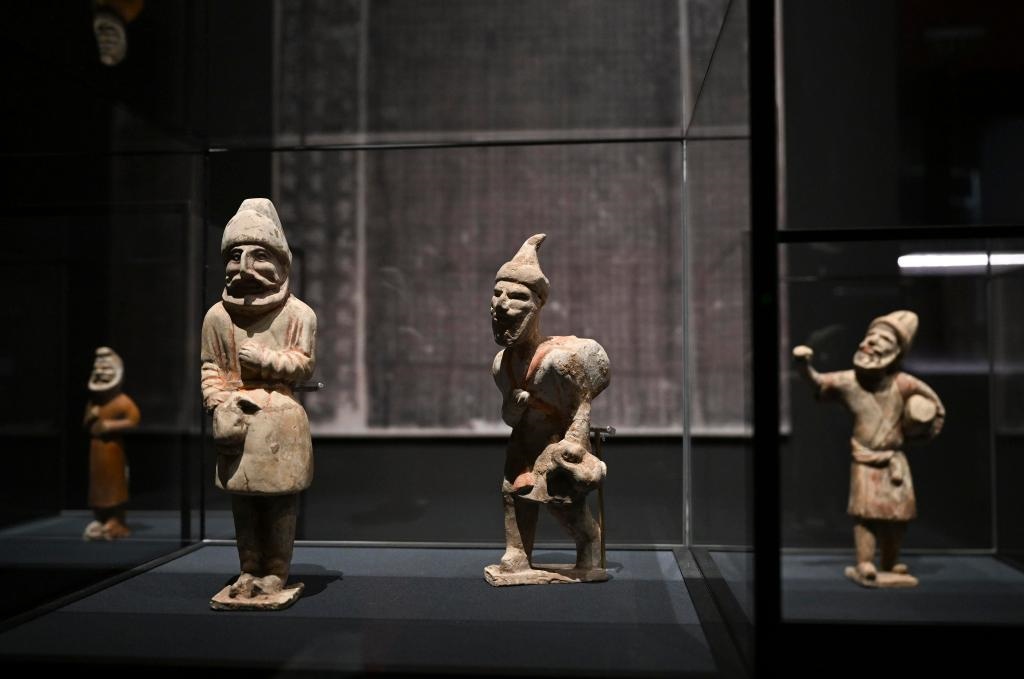 “歷史之遇——中國與西亞古代文明交流展”于1月12日至4月11日在故宮午門正殿展廳舉行。這是展出的陶彩繪人俑（1月10日攝）。新華社記者金良快攝