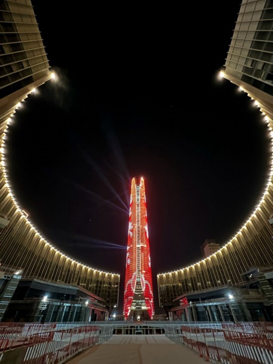  2024年2月9日，埃及開羅以東建設(shè)中的埃及新行政首都中央商務(wù)區(qū)項(xiàng)目上演燈光秀，迎接龍年春節(jié)。新華社發(fā)（黎炳宏攝）