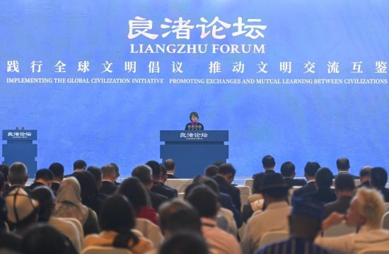  2023年12月3日，卡塔爾國(guó)家圖書館執(zhí)行館長(zhǎng)陳慧心在“良渚論壇”上發(fā)言。當(dāng)日，以“踐行全球文明倡議，推動(dòng)文明交流互鑒”為主題的首屆“良渚論壇”在浙江省杭州市開(kāi)幕。新華社記者 黃宗治 攝