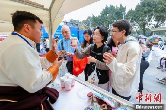 圖為廣州市民體驗果洛特產(chǎn)。 果洛州文體旅游廣電局 供圖