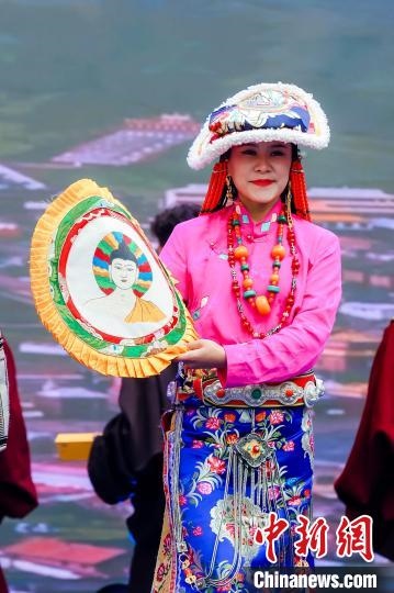 圖為身著民族服飾的演員們展示果洛特色產(chǎn)品。 果洛州文體旅游廣電局 供圖