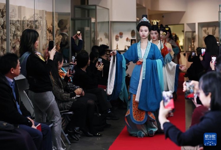 3月13日，在位于法國巴黎的吉美國立亞洲藝術(shù)博物館，模特展示敦煌復(fù)原服飾。新華社記者 高靜 攝