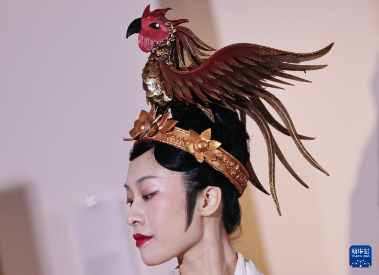 3月13日，在位于法國巴黎的吉美國立亞洲藝術(shù)博物館，模特展示敦煌復(fù)原服飾。新華社記者 高靜 攝