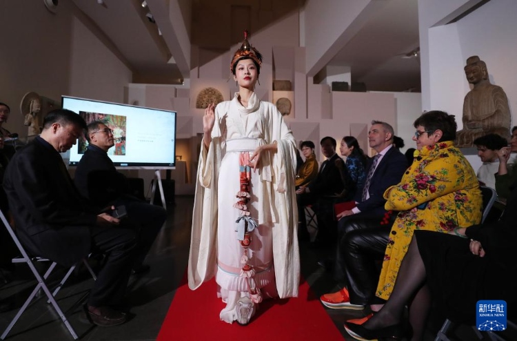 3月13日，在位于法國巴黎的吉美國立亞洲藝術(shù)博物館，模特展示敦煌復(fù)原服飾。新華社記者 高靜 攝