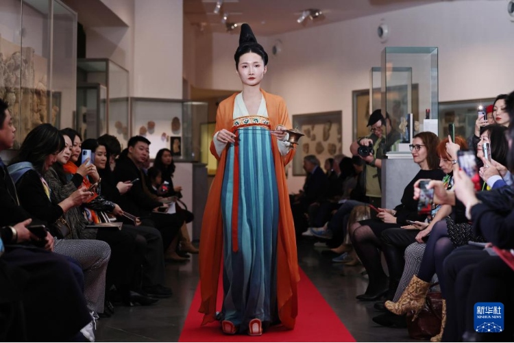 3月13日，在位于法國巴黎的吉美國立亞洲藝術(shù)博物館，模特展示敦煌復(fù)原服飾。新華社記者 高靜 攝
