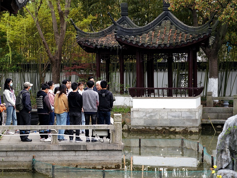 2021年3月30日，在上海交通大學(xué)南蘇園的“微型洱海”旁，孔海南教授為學(xué)生們打造“沉浸式”思政課。