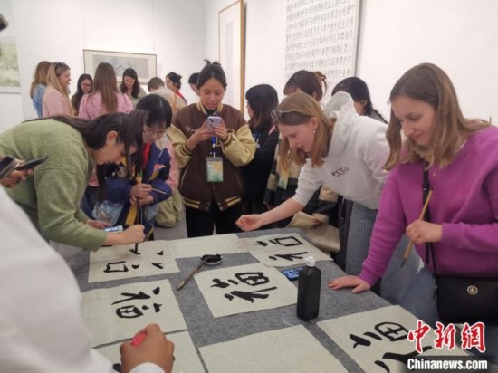 比利時學生體驗書法。杭州師范大學供圖