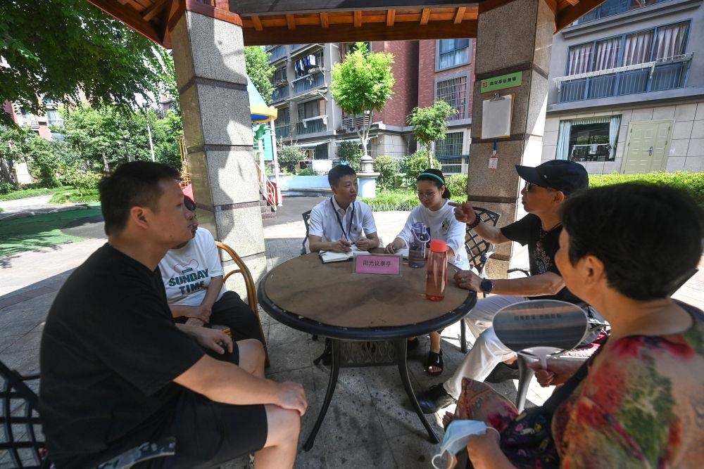 △2023年7月21日，在位于浙江杭州臨安區(qū)錦南街道水岸陽(yáng)光小區(qū)的陽(yáng)光議事廳，街道干部在聽(tīng)取居民們反映的問(wèn)題及意見(jiàn)。