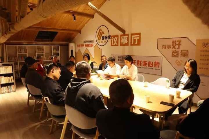 △浙江金華武義縣后陳村“鄰舍家”協(xié)商議事會(huì)討論舊村改造事宜。