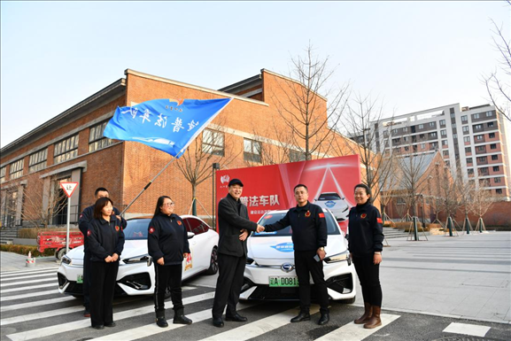 沈陽“憲法宣傳周”啟動(dòng)儀式上雷鋒車隊(duì)照片。遼寧省司法廳供圖