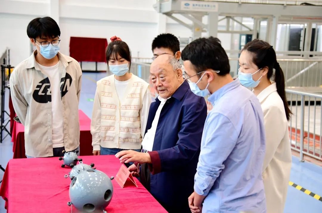 楊士莪院士在實驗室指導(dǎo)學(xué)生。哈爾濱工程大學(xué)供圖