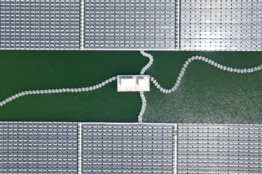 2022年8月25日拍攝的潁上縣毛圩水上光伏電站（無人機(jī)照片）。近年來，安徽省阜陽市潁上縣古城鎮(zhèn)積極推進(jìn)采煤沉陷區(qū)治理工作，將昔日的采煤沉陷區(qū)建設(shè)成水上光伏電站，既減少占用土地面積，又能生產(chǎn)清潔能源。