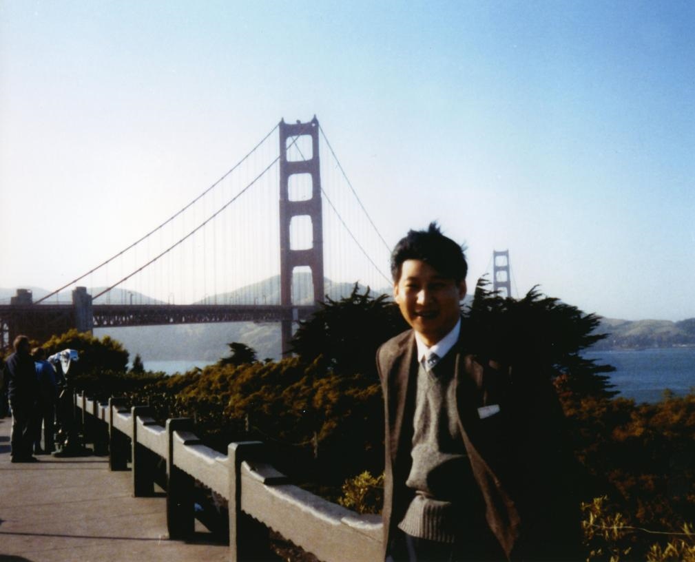 這是1985年，時任正定縣委書記的習(xí)近平在美國考察時的照片。新華社發(fā)