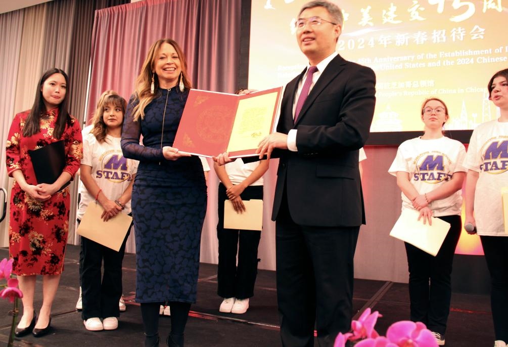 2024年2月27日，中國駐芝加哥總領(lǐng)事館舉辦慶祝中美建交45周年招待會，來自馬斯卡廷中學(xué)的學(xué)生們在招待會上收到一份特殊禮物——中國國家主席習(xí)近平給他們的復(fù)信。新華社記者 徐靜 攝