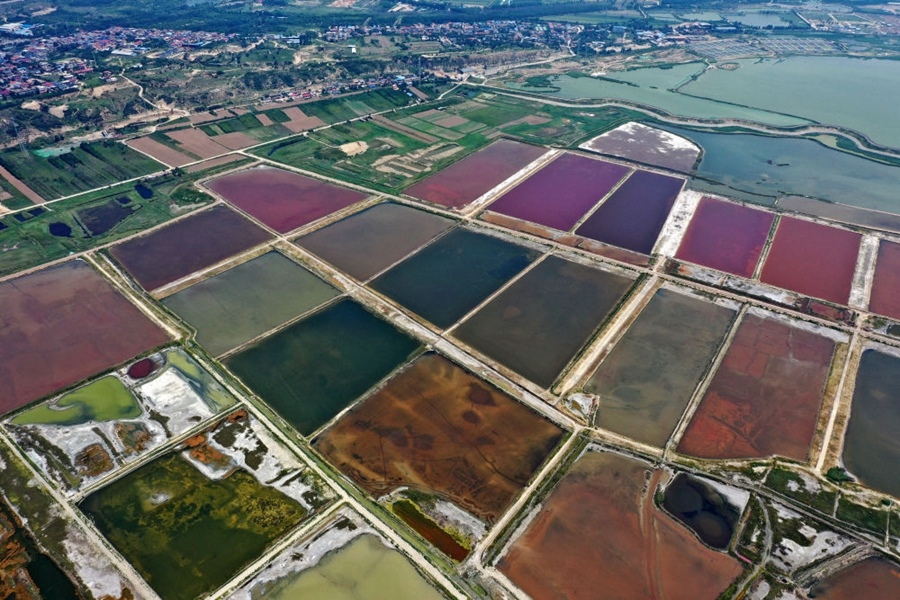 這是2023年7月11日拍攝的山西運(yùn)城鹽湖一角（無人機(jī)照片）。按照“生態(tài)優(yōu)先、保護(hù)為主、適度開發(fā)”的原則，2020年9月，運(yùn)城市全面停止鹽湖范圍內(nèi)的工業(yè)生產(chǎn)活動(dòng)。近年來，千年鹽湖正在向生態(tài)保護(hù)、風(fēng)貌重塑、產(chǎn)業(yè)轉(zhuǎn)型、全域旅游的“綠色發(fā)展”轉(zhuǎn)變。