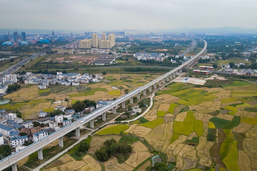 2021年10月14日，聯(lián)調(diào)聯(lián)試列車經(jīng)過贛深高鐵信豐特大橋（無人機(jī)照片）。2021年12月10日，連通贛南革命老區(qū)與深圳經(jīng)濟(jì)特區(qū)的贛深高鐵正式開通運(yùn)營，江西與粵港澳大灣區(qū)間形成快速客運(yùn)通道。