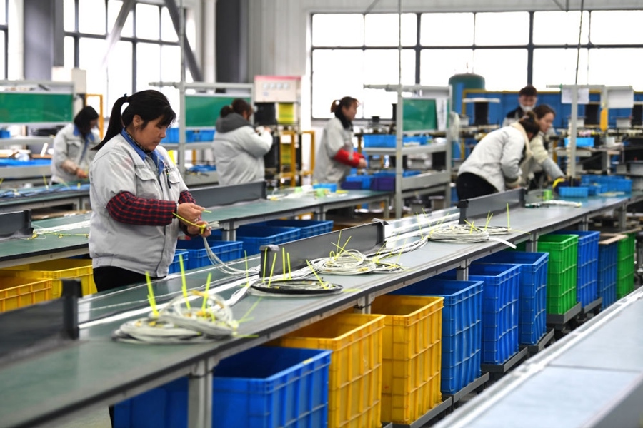 2022年2月16日，工作人員在安徽省滁州市汊河軌道交通裝備產(chǎn)業(yè)園的一家軌道交通裝備企業(yè)生產(chǎn)線上忙碌。安徽省滁州市來安縣汊河鎮(zhèn)地處皖蘇交界，緊鄰南京市江北新區(qū)。近年來，來安縣成為承接南京產(chǎn)業(yè)轉(zhuǎn)移的前沿陣地，汊河這個(gè)曾經(jīng)的傳統(tǒng)農(nóng)業(yè)小鎮(zhèn)緊抓機(jī)遇，開始深度融入長三角，參與產(chǎn)業(yè)協(xié)作分工。產(chǎn)業(yè)園吸引了越來越多長三角地區(qū)軌道交通企業(yè)入駐，形成了鐵路客車、城際軌道零部件研發(fā)、生產(chǎn)、銷售的產(chǎn)業(yè)集群。
