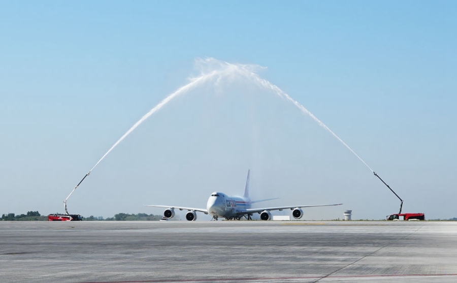 2023年6月14日，盧森堡國際貨運(yùn)航空公司的B747－8F全貨機(jī)抵達(dá)鄭州。鄭州—盧森堡“空中絲綢之路”貨運(yùn)量累計(jì)突破100萬噸。
