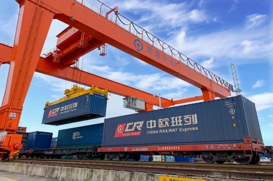 2022年4月29日，在鐵路合肥北站物流基地集裝箱作業(yè)區(qū)，龍門吊吊裝準(zhǔn)備發(fā)運(yùn)的中歐班列集裝箱。