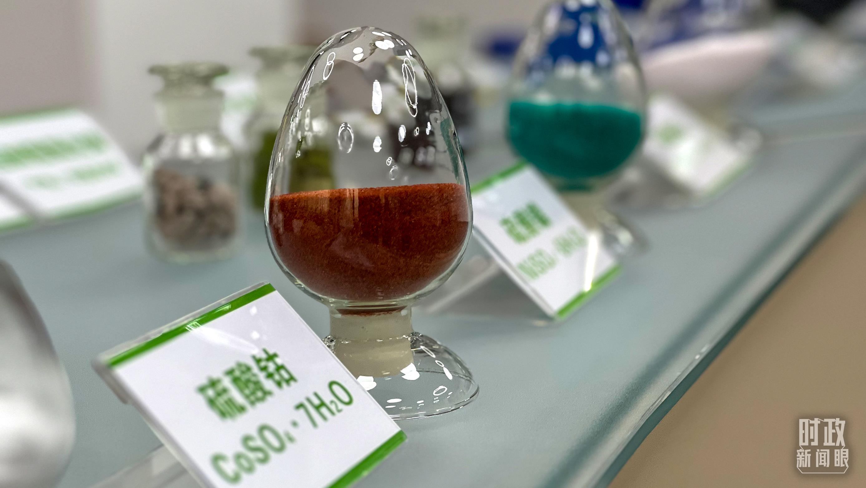 △巴斯夫杉杉電池材料有限公司的產(chǎn)品展示。（總臺央視記者李煒拍攝）