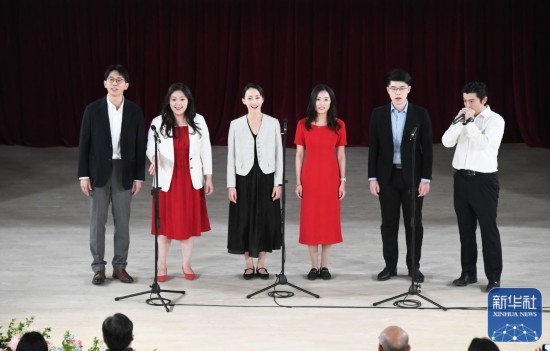 3月21日，國家開發(fā)銀行阿卡貝拉合唱團在音樂會上演出。新華社記者 任超 攝
