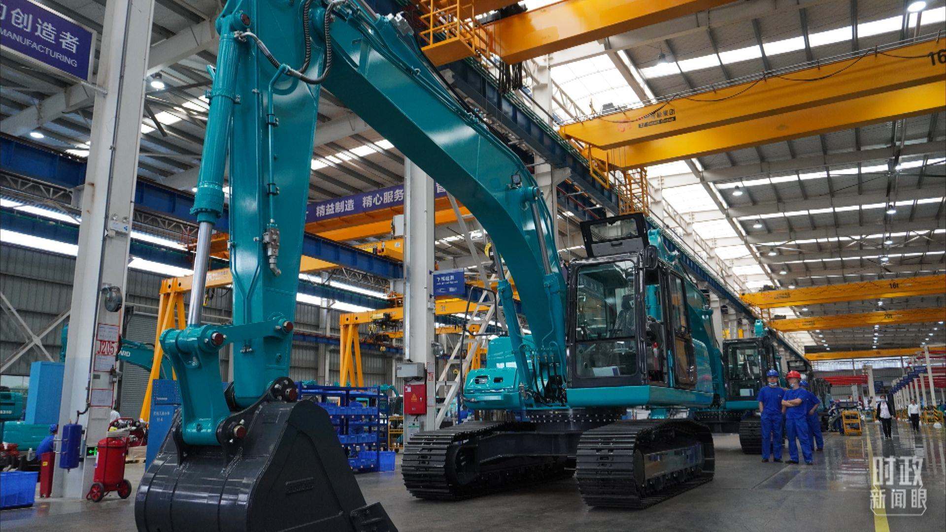 △這是山河智能大型挖掘機的組裝車間。2020年9月，習(xí)近平曾到此地考察。（總臺央視記者郭曉龍拍攝）