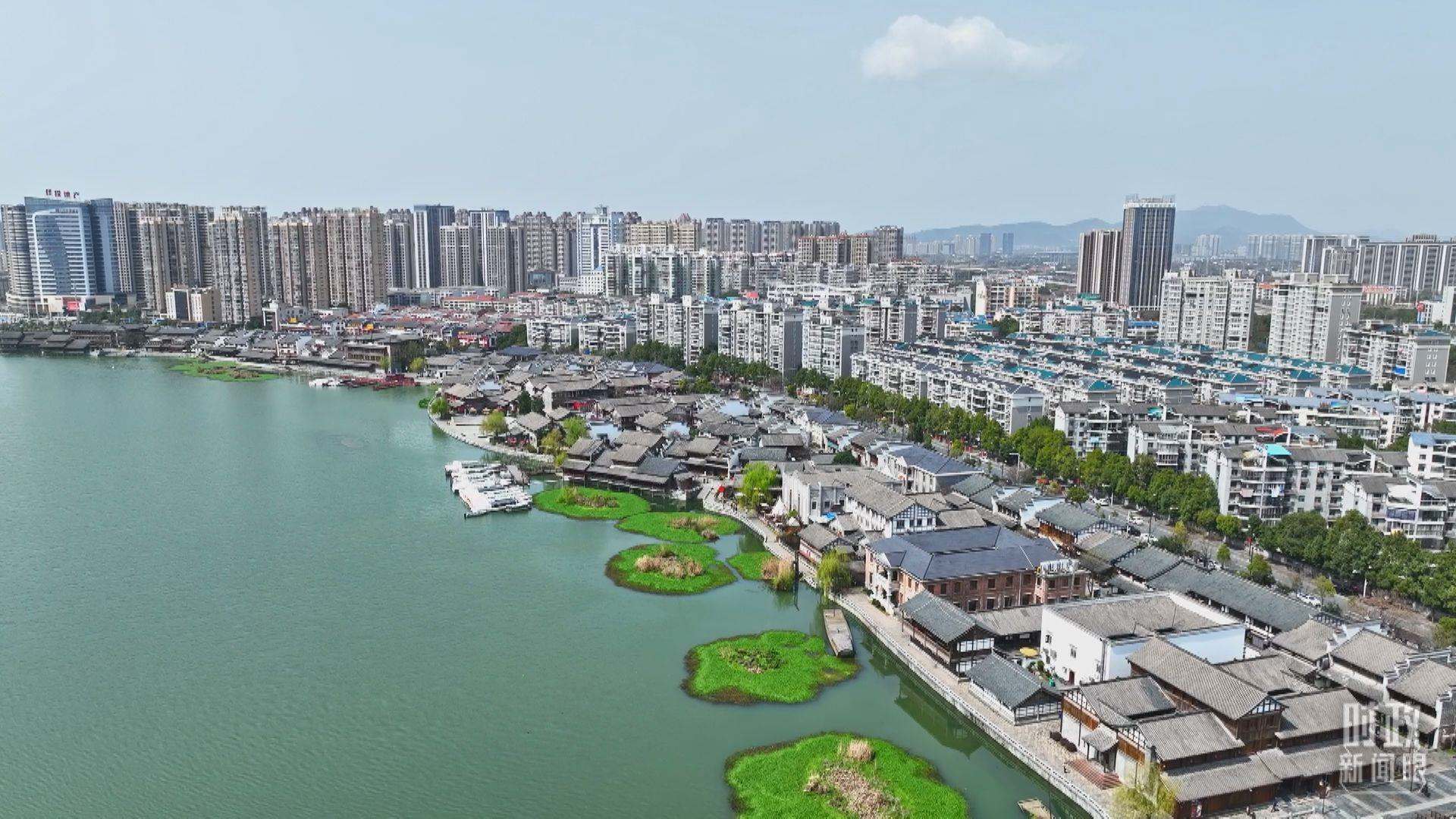 △沅江江畔，常德河街與現(xiàn)代建筑交相輝映。（總臺央視記者范凱拍攝）