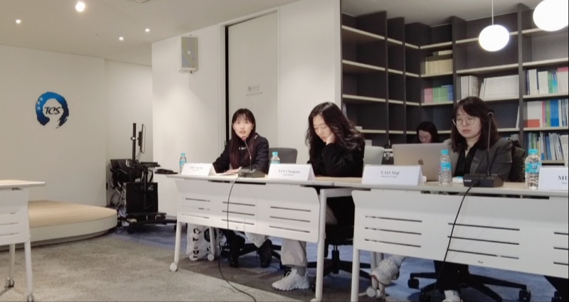 記者（左一）在交流活動(dòng)上，以加強(qiáng)中日韓三國經(jīng)濟(jì)合作、增進(jìn)三國民眾相互理解為主題發(fā)表演講。權(quán)小星攝