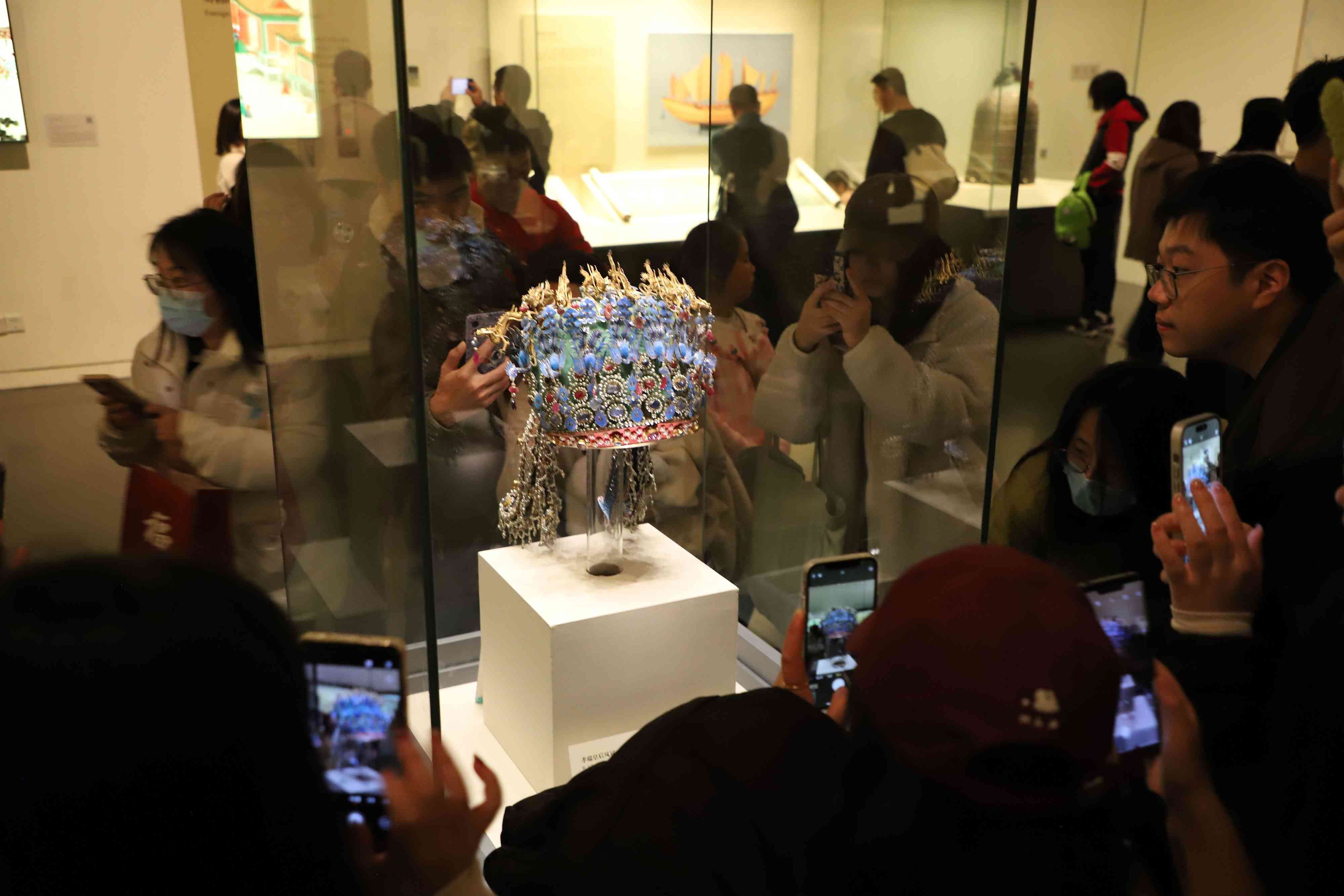 △ 2024年3月9日，北京，中國國家博物館，來自天南海北的游客在參觀藏品。
