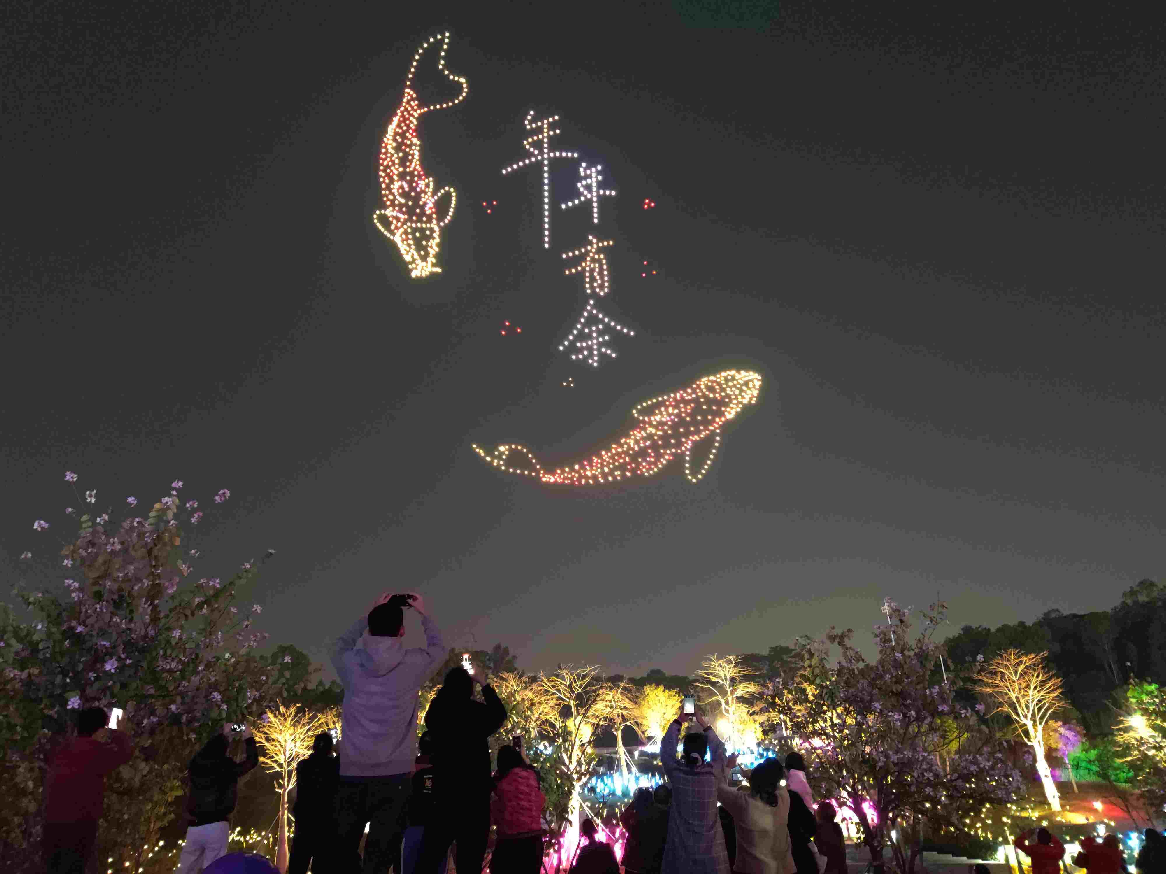 △ 2024年2月10日，深圳北站中心公園，春節(jié)主題無人機燈光秀引來眾多游客駐足觀看。