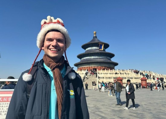 3月20日，德國游客馬克西米利安在北京天壇公園參觀游覽。新華社記者 楊淑君 攝