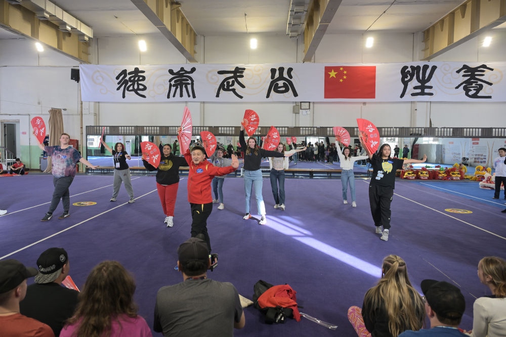 3月19日，美國華盛頓州中學(xué)生代表團的成員在首都體育學(xué)院體驗功夫扇。新華社記者 李鑫 攝