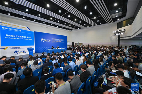 這是3月26日拍攝的博鰲亞洲論壇2024年年會(huì)新聞發(fā)布會(huì)現(xiàn)場(chǎng)。新華社記者 郭程 攝