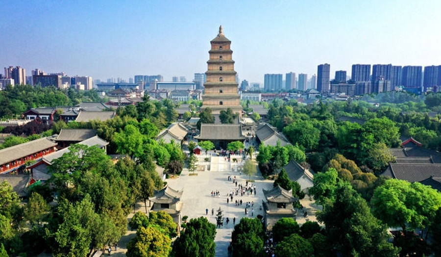  這是2023年4月19日拍攝的西安大雁塔（無人機照片）。2014年6月，由中國、哈薩克斯坦和吉爾吉斯斯坦三國聯(lián)合申報的“絲綢之路：長安-天山廊道的路網(wǎng)”成功列入《世界遺產(chǎn)名錄》,成為世界上第一個以聯(lián)合申報的形式成功列入世界遺產(chǎn)名錄的絲綢之路項目，也是聯(lián)合國教科文組織確定的絲綢之路54個廊道中第一個成功申遺的項目。新華社記者 劉瀟 攝