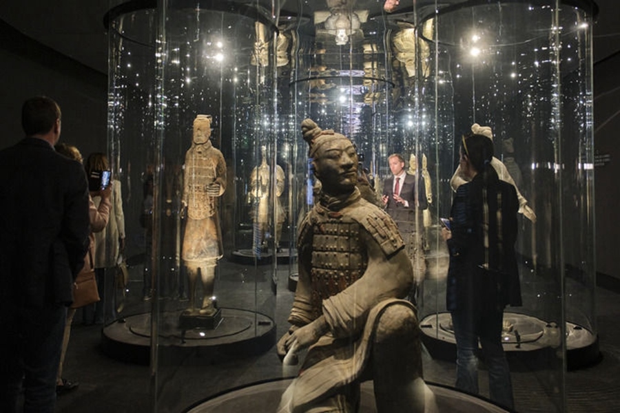  2023年3月28日，觀眾在西班牙阿利坎特參觀“中國秦漢文明的遺產(chǎn)”展覽。新華社記者 孟鼎博 攝