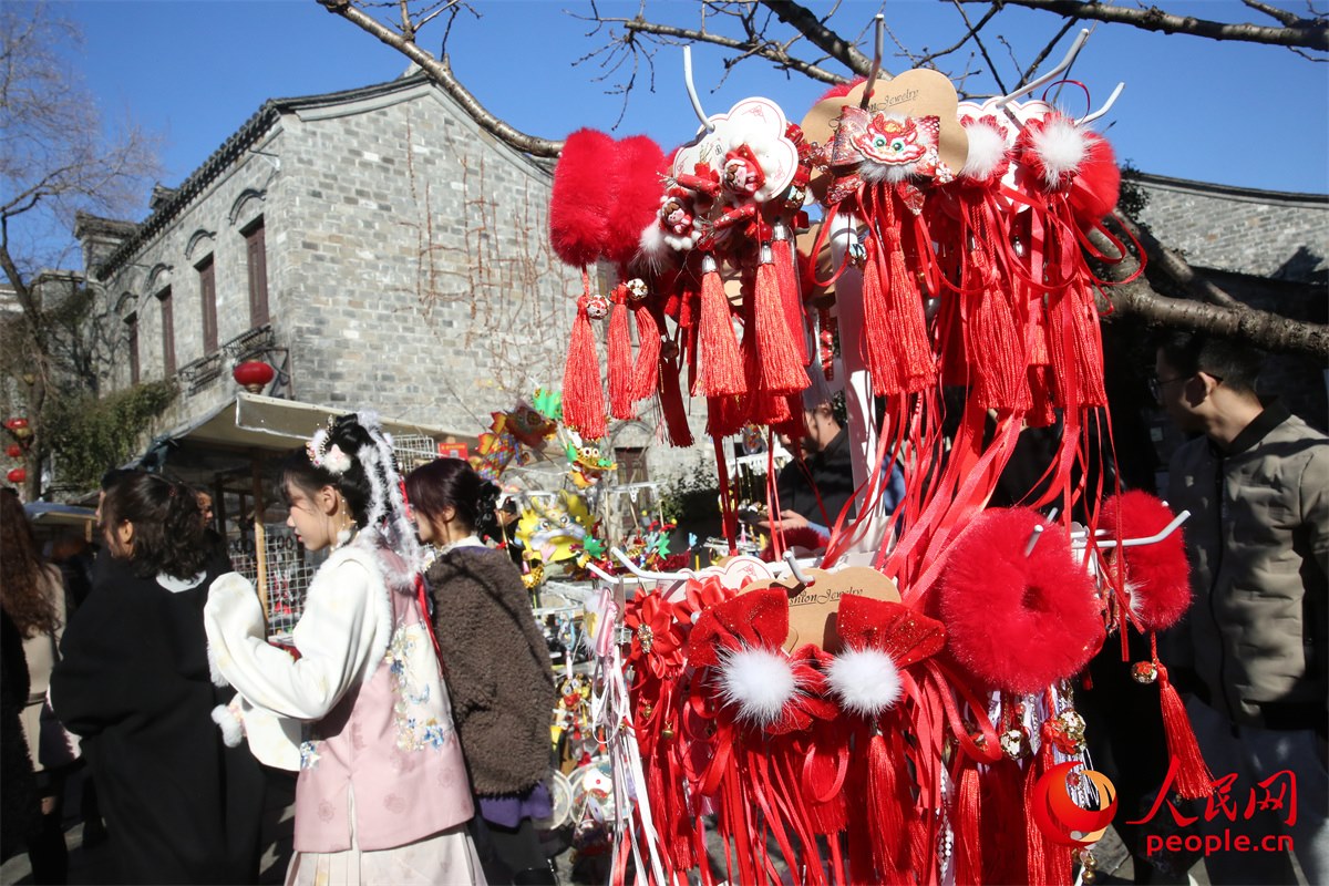 游客身著傳統(tǒng)服飾游南京老門東歷史文化街區(qū)。人民網(wǎng)記者 劉微攝