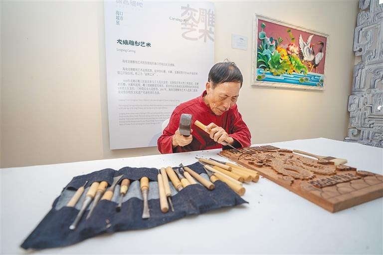 △2024年3月25日，在博鰲東嶼島文化公園?？诔鞘姓宫F(xiàn)場(chǎng)，非遺傳承人展演龍?zhí)恋窨趟囆g(shù)。