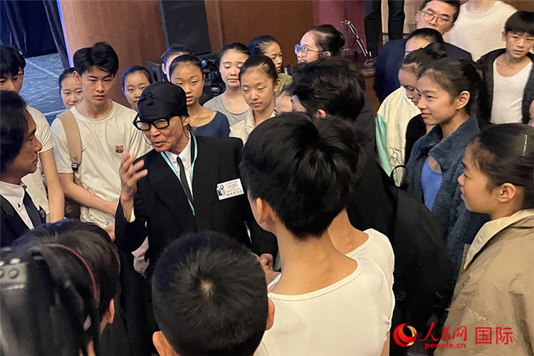 松山芭蕾舞團總代表清水哲太郎與中央芭蕾舞團舞蹈學校的學生們交流。人民網記者 張麗婭攝