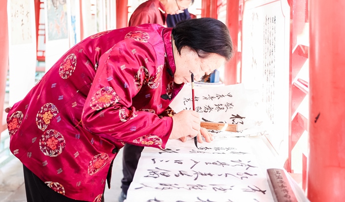 杏花節(jié)書畫展上書法家現(xiàn)場(chǎng)創(chuàng)作。受訪方供圖