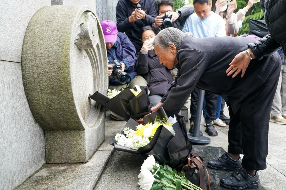 南京大屠殺幸存者夏淑琴在獻(xiàn)花。新華社記者李博 攝