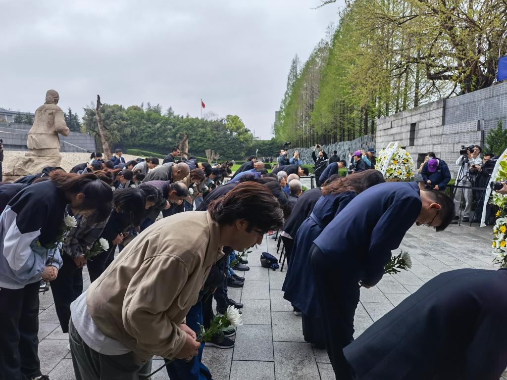 人們面向“哭墻”鞠躬。新華社記者邱冰清 攝