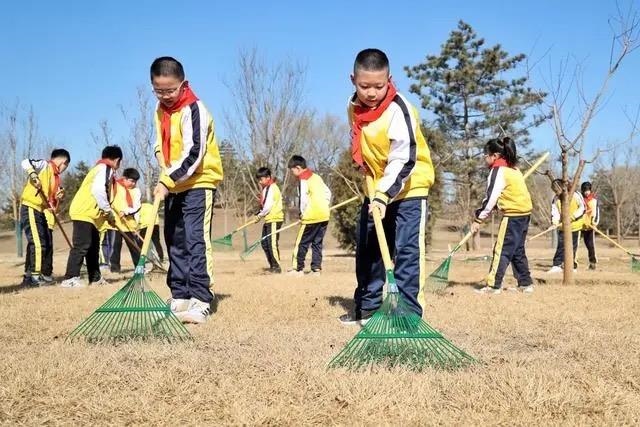 △2024年3月12日，北京城市綠心森林公園，參加植樹節(jié)主題活動(dòng)的學(xué)生們學(xué)習(xí)義務(wù)植樹知識(shí)，并進(jìn)行現(xiàn)場(chǎng)撫育管護(hù)。