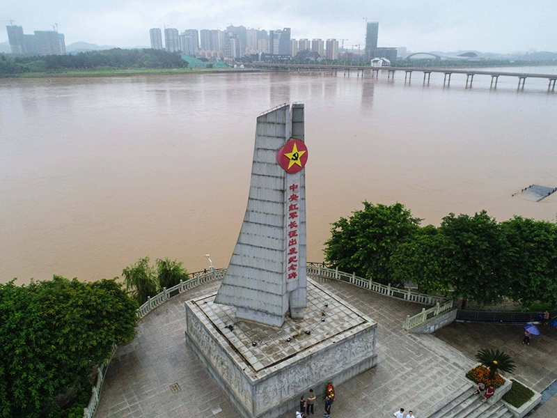 這是位于江西省于都縣的中央紅軍長(zhǎng)征出發(fā)紀(jì)念碑。